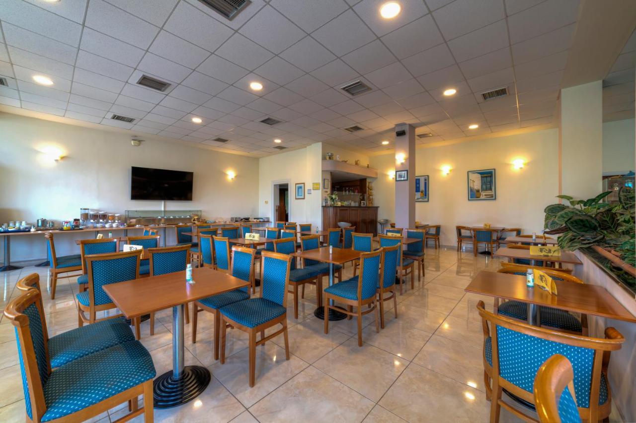 Delfini Hotel Patras Esterno foto