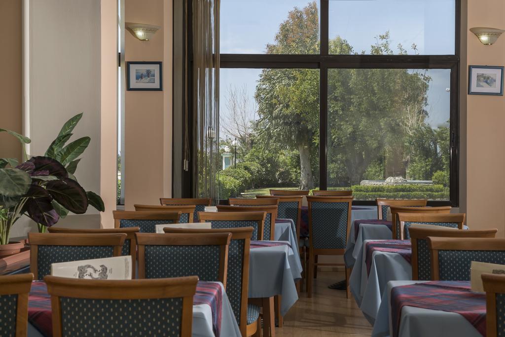 Delfini Hotel Patras Esterno foto