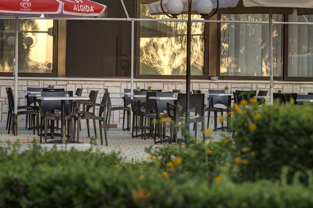Delfini Hotel Patras Esterno foto